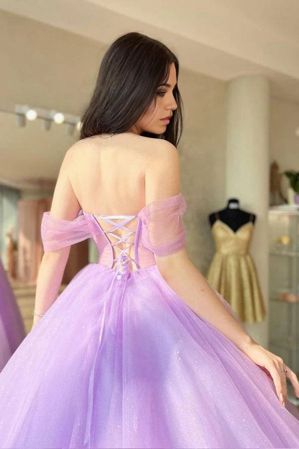 Vestido de fiesta largo morado con escote corazón y tul en forma de A.